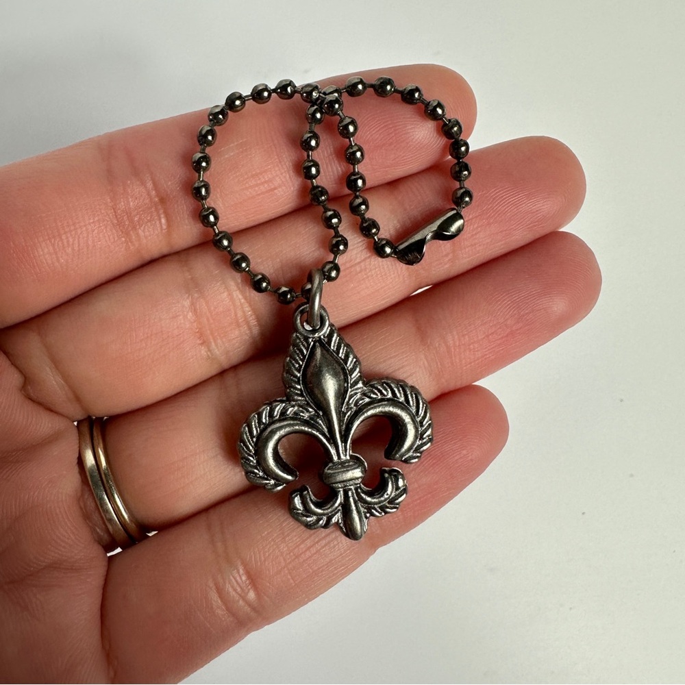 Silver tone Fleur de lis Keychain